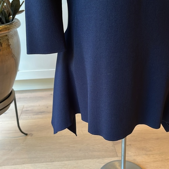 EUC Navy Gabby Isabella round neck navy sweater with longer asymmetrical hem - Picture 8 of 11